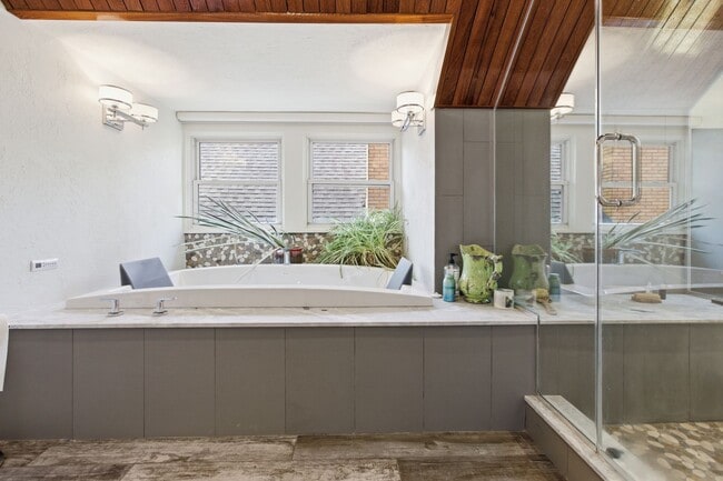 Building Photo - Stunning 5 Bedroom 2.5 Bathroom Home in Squirrel Hill