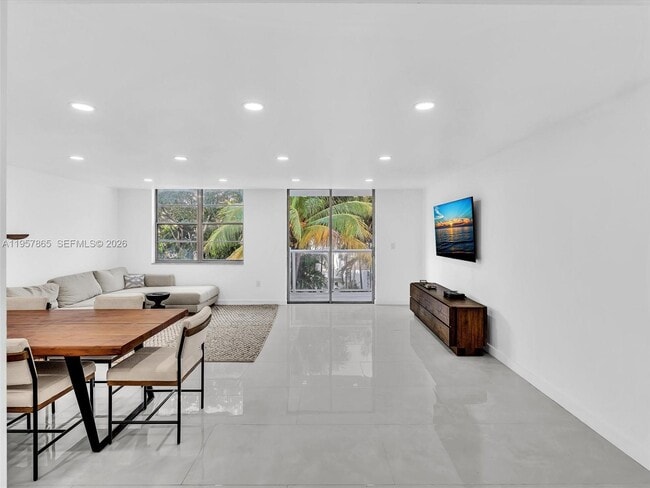 Building Photo - 10000 W Bay Harbor Dr