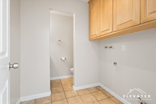 Building Photo - 303 Algiers Ct