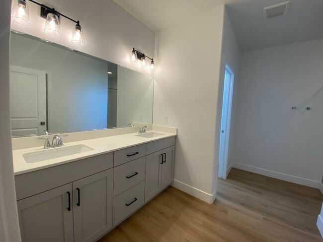Building Photo - SPACIOUS TOWNHOME AVAILABLE FOR RENT