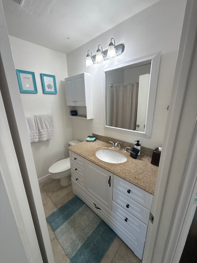 Building Photo - 2BR / 2.5BA Townhome in Prime Solana Beach...