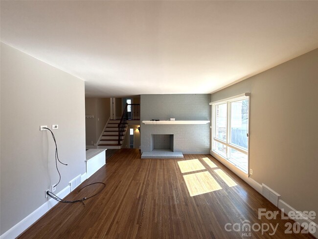 Building Photo - 2821 Sunset Dr