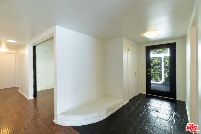 Building Photo - 5652 Fallbrook Ave