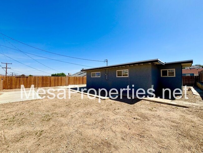Building Photo - 820 Caliente Dr