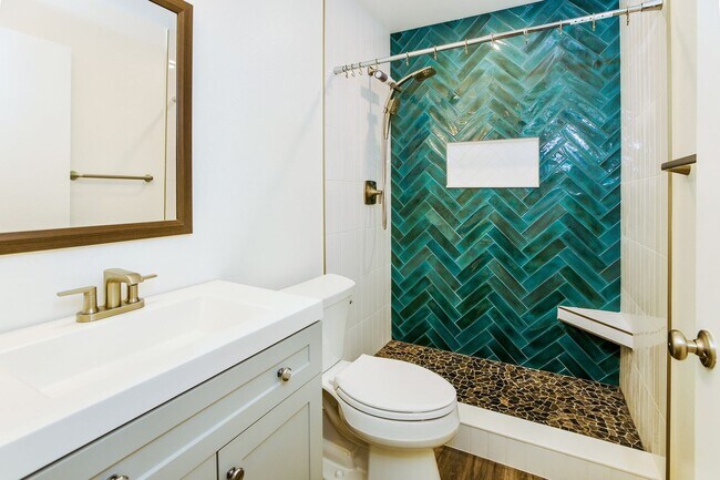 Building Photo - Discover this well-appointed 2-bedroom, 2-bath condo in Lake Forest