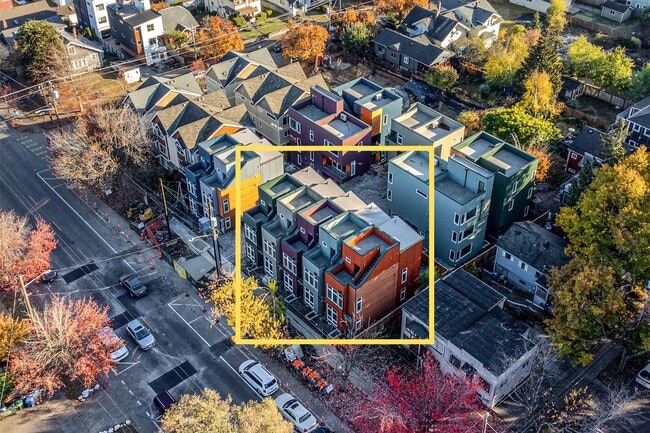 Building Photo - New Designer 3 BED 2 BATH Townhome for Rent