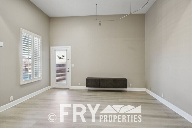 Building Photo - Ground Floor Condo in Great Uptown Location