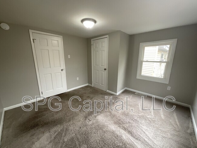 Building Photo - 224 E Mulberry Ave