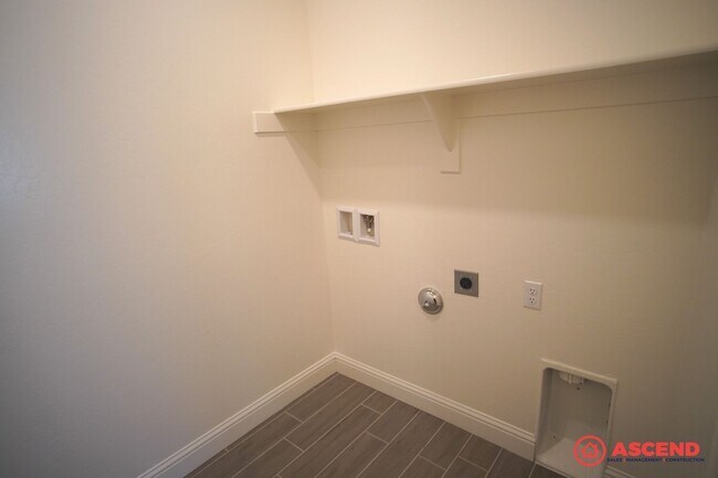 Building Photo - 4 Bedroom House in Gossamer Grove!