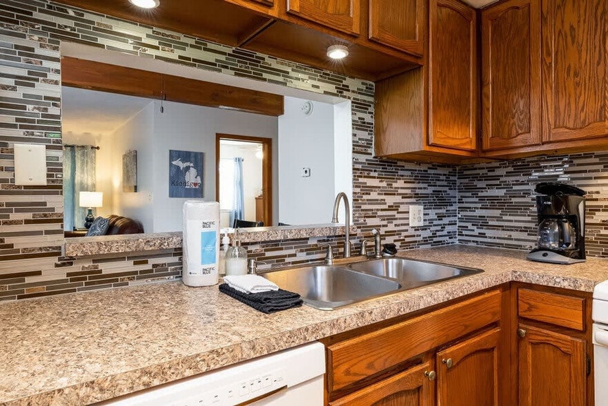 Building Photo - 6542 Bella Vista Dr NE
