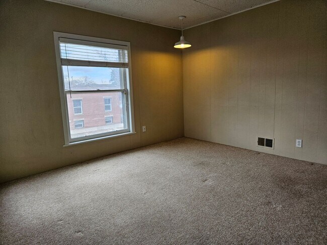 Building Photo - Top Floor Renovated 1 Bed/1 Bath Apartment in Victorian 4-Plex