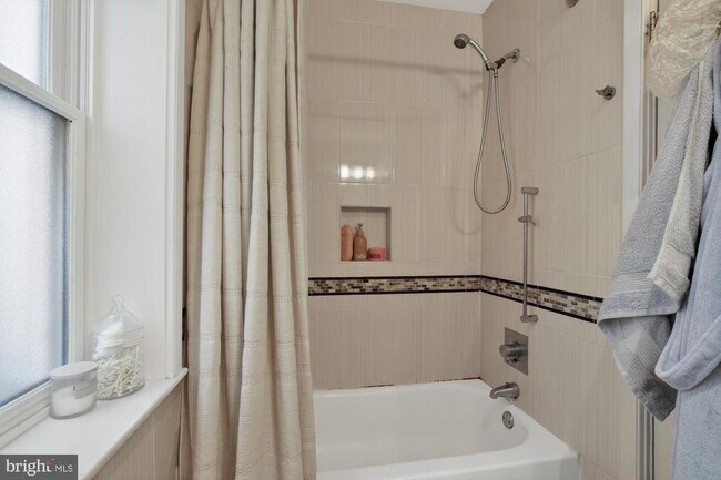 Building Photo - 2322 Poplar St