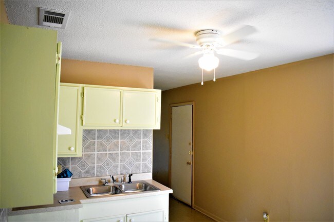 Building Photo - 2005 Railroad St