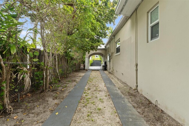 Building Photo - 2280 SW 16th Ct