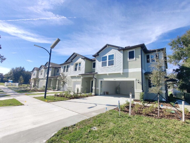 Building Photo - Spacious End-Unit Townhouse in FishHawk Ranch | Top-Rated Schools