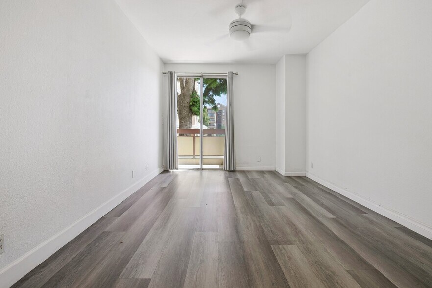 Building Photo - 321 S San Vicente Blvd