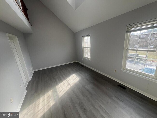 Building Photo - 3325 Midland Ct