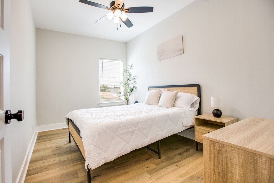 Building Photo - 1009 Holiday Dr