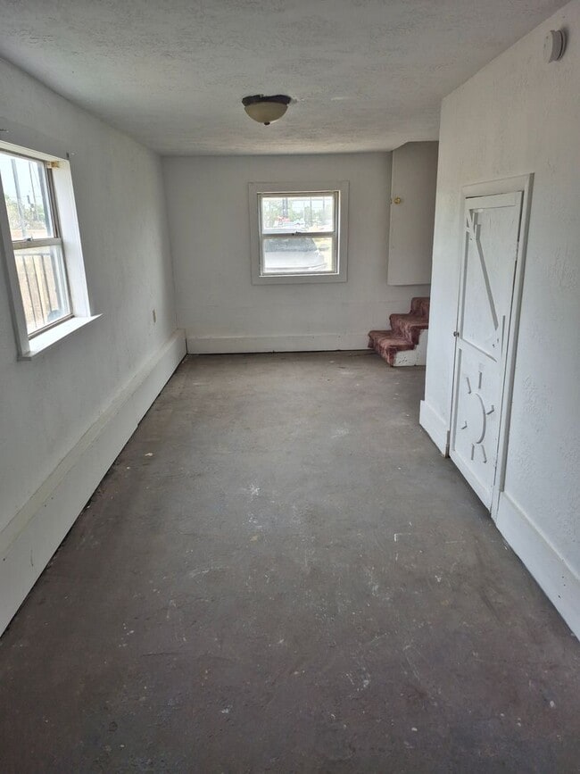 Building Photo - centrally located, pets negotiable with ow...