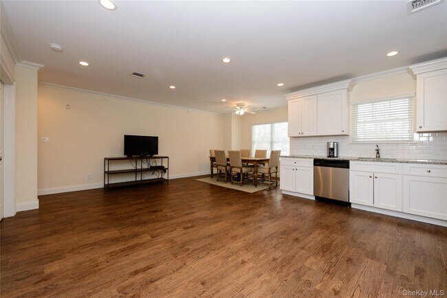 Building Photo - 24 Creek Rd