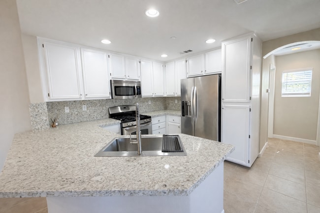 Building Photo - Updated Spacious 2 Bedroom Condo with attached garage in West Murrieta