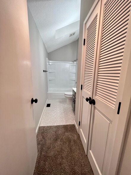 Master bathroom - 10241 Hightower Ct
