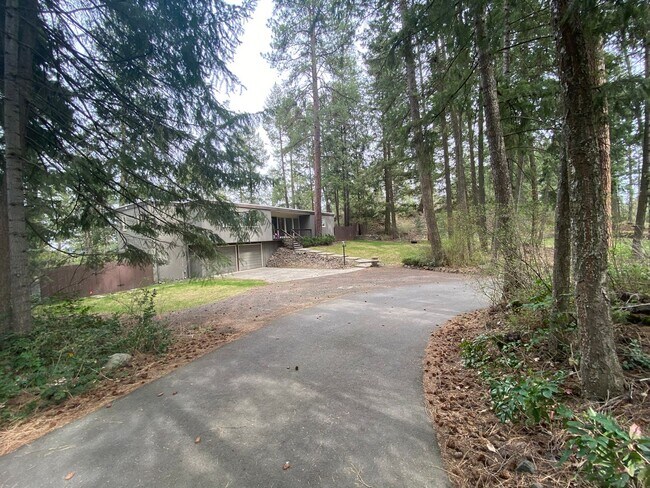 Building Photo - Unique View Property 3 bed, 3 bath located...