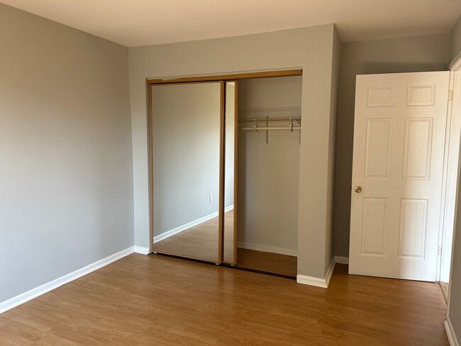 Building Photo - 2 Bedroom Condo---Ready for Move in!