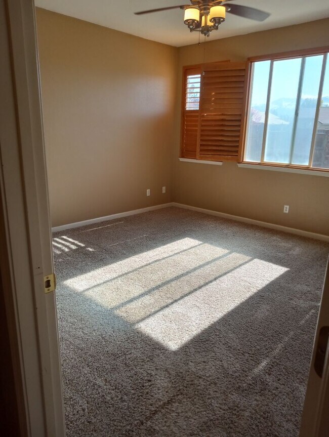 Building Photo - Double diamond home available for late May...
