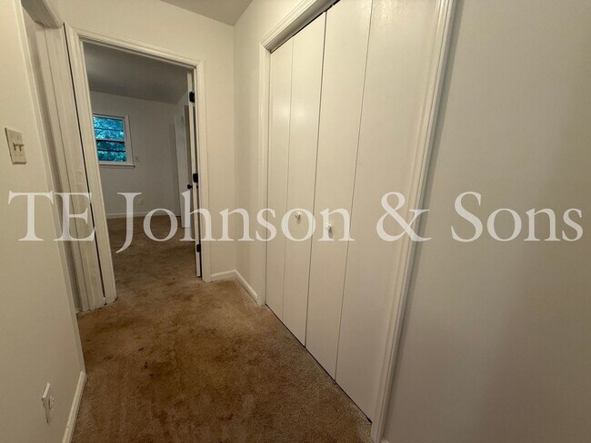 Building Photo - Modern 3BR Home with Main Level Primary Suite & Open Floor Plan in Winston-Salem