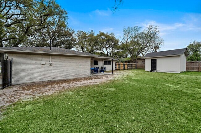 Building Photo - 1606 E Fayle Ave
