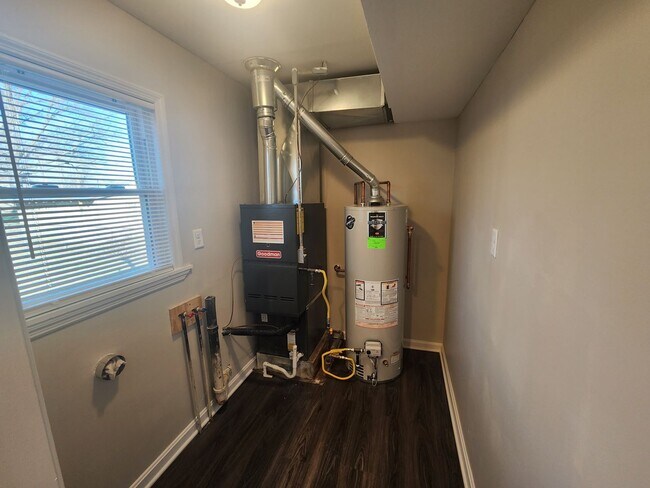 Building Photo - Updated 3 bedroom 1 bath in Shively! Excellent location!