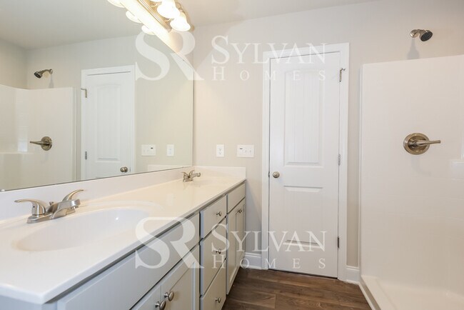 Building Photo - Enjoy living the good life in this 3 bedroom, 2.5 bathroom townhome