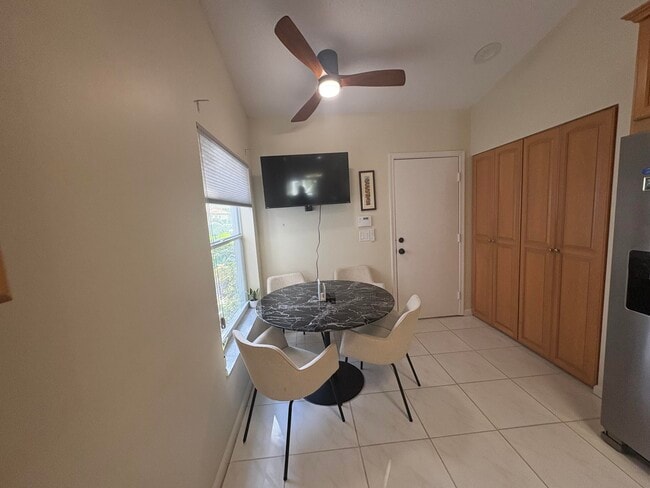 Building Photo - 7275 Summer Tree Dr