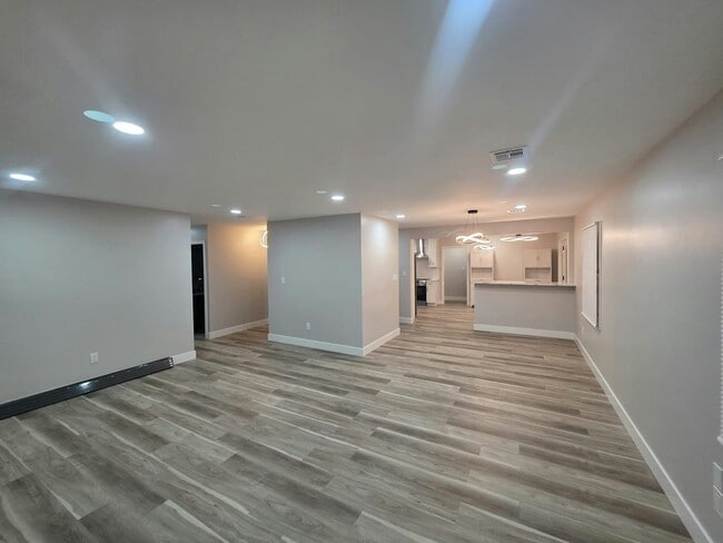 Building Photo - 24 Pilgrim Ln