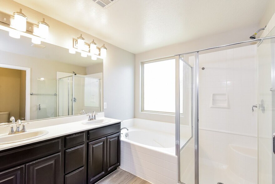 Building Photo - 10440 Yew Blossom Ave