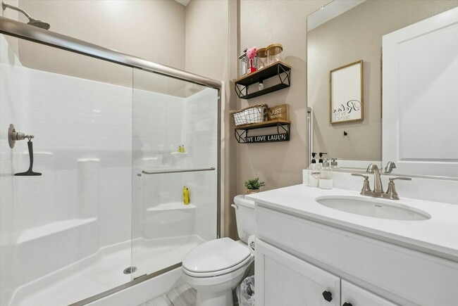 Building Photo - 155 Spectacle