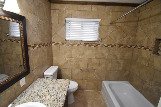 Building Photo - 429 Sunset Dr
