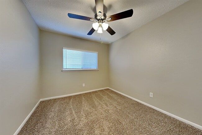 Building Photo - 10542 Waving Fields Dr