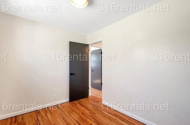 Building Photo - $1795 - 4 bed 2 bath - Single Family Home
