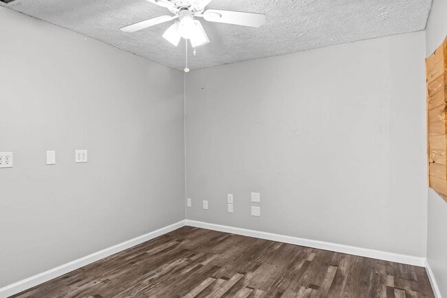 Building Photo - Newly Updated 4bd/3bth in Seymour!