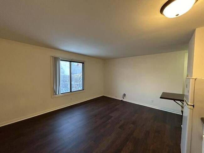 Building Photo - 134 E Johnson St