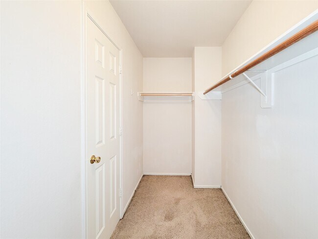 Building Photo - 5746 Roehampton Ct