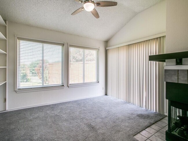 Building Photo - 2401 Brooke Ct