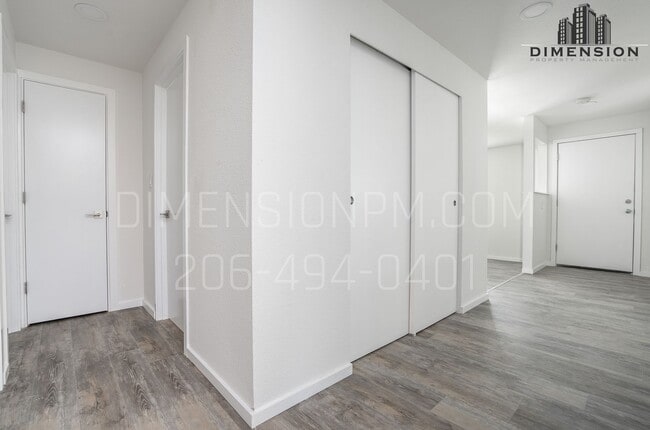 Building Photo - Modern & Updated 2-Bedroom, 1-Bath Duplex ...