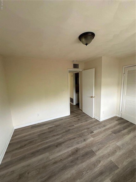 Building Photo - 1063 W 48th St
