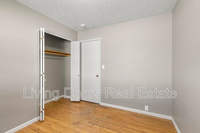 Building Photo - 348 S 5th St