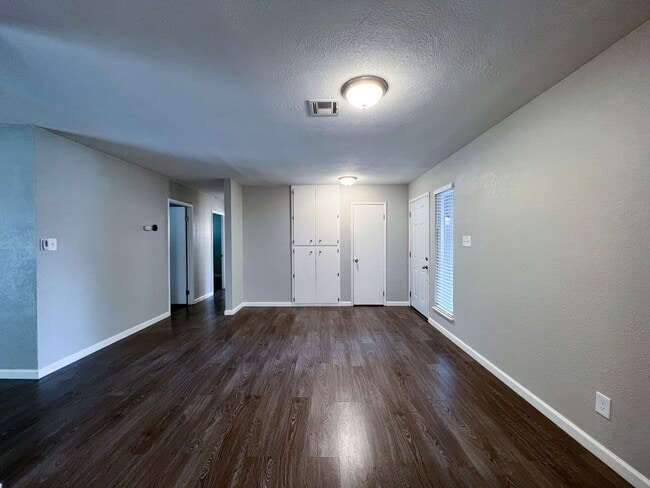 Building Photo - 432 Holland Dr