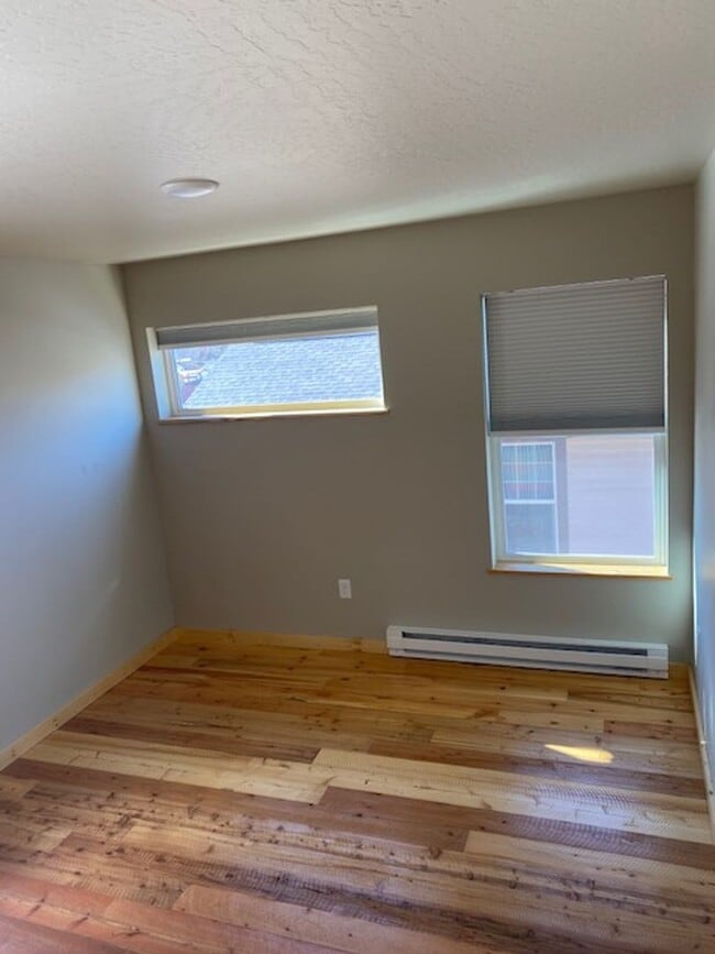 Building Photo - Newer Build - Immaculate 4-5 bed 3.5 Bath Townhouse