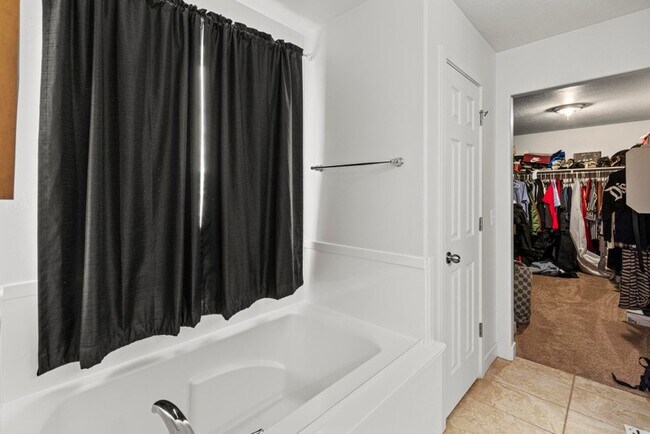 Building Photo - 247 W Box Creek Dr